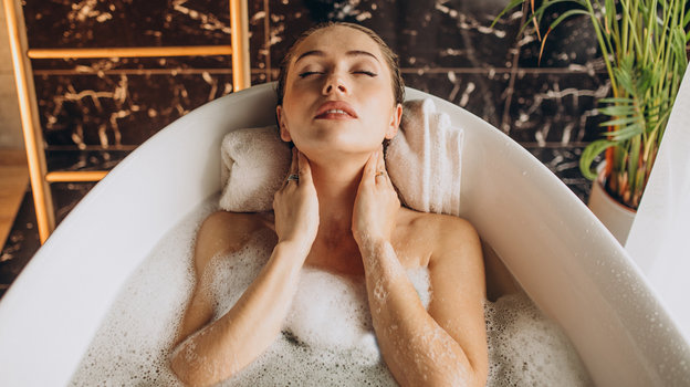 Женщина трахается в ванной: 1000 отборных порно видео