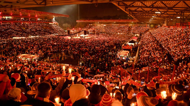 
                        Красивая традиция культового немецкого клуба. Фанаты каждое Рождество собираются на стадионе и поют праздничные песни
                    