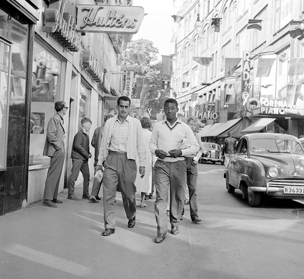 Пеле на прогулке между матчами ЧМ-1958. Фото архив «СЭ» Пеле на прогулке между матчами ЧМ-1958. Фото архив «СЭ»