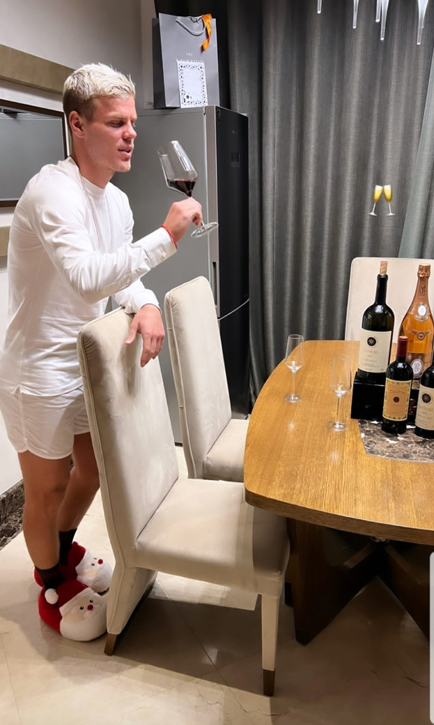 
                        Кокорин — с вином и шампанским, Глушаков сходил в баню, Слуцкий — в Монако: как футболисты встретили Новый год
                    