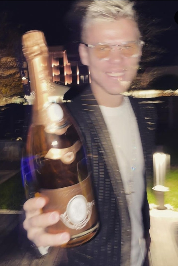 
                        Кокорин — с вином и шампанским, Глушаков сходил в баню, Слуцкий — в Монако: как футболисты встретили Новый год
                    