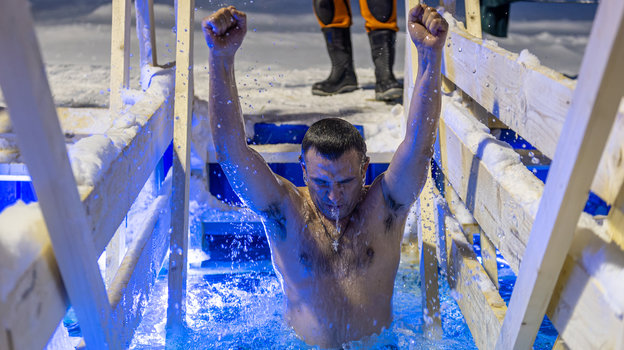 Красавицы в проруби: эффектные фото крещенских купаний украинок