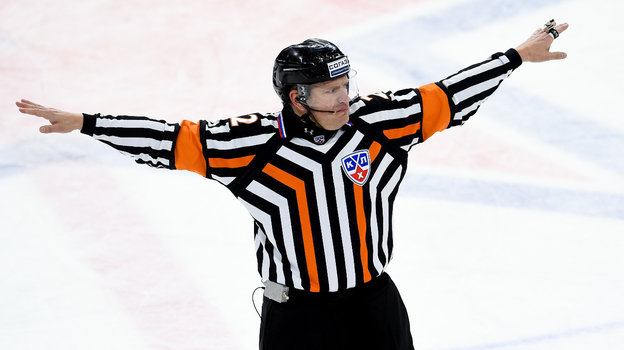 Хоккей: КХЛ впервые разрешила показ спорных судейских моментов на видеокубе арены. Обзор дня с Шевченко