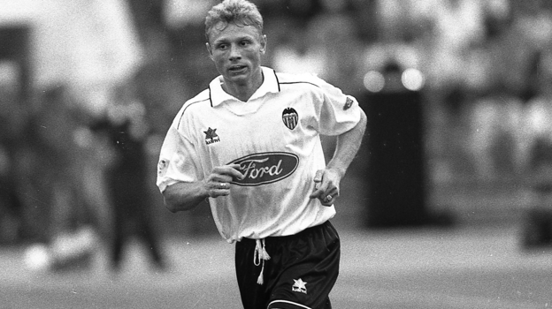 архивное фото футболиста в старой форме