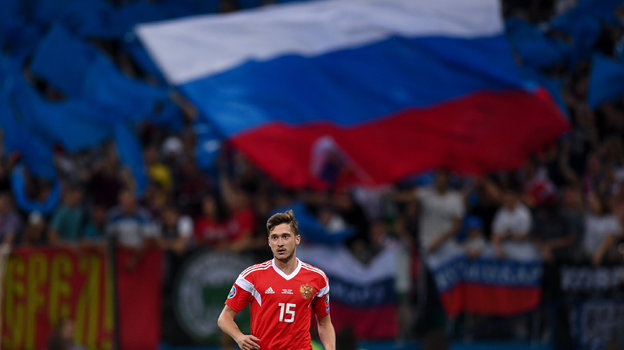 Алексей Миранчук на фоне флага России. Фото Дарья Исаева, "СЭ"