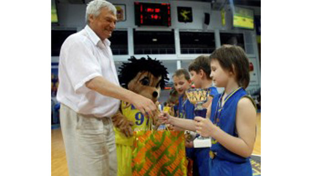 Александр Болошев и юные баскетболисты. Фото БК "Химки"