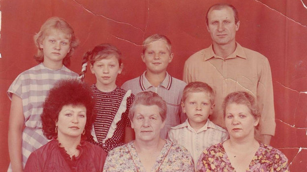 Владимир Емельяненко (слева в верхнем ряду), Александр Емельяненко (второй слева в верхнем ряду), Федор Емельяненко (третий слева в верхнем ряду), Марина Емельяненко (справа в верхнем ряду), Ольга Емельяненко (слева в нижнем углу). Фото из личного архива, Соцсети Владимир Емельяненко (слева в верхнем ряду), Александр Емельяненко (второй слева в верхнем ряду), Федор Емельяненко (третий слева в верхнем ряду), Марина Емельяненко (справа в верхнем ряду), Ольга Емельяненко (слева в нижнем углу). Фото из личного архива, Соцсети