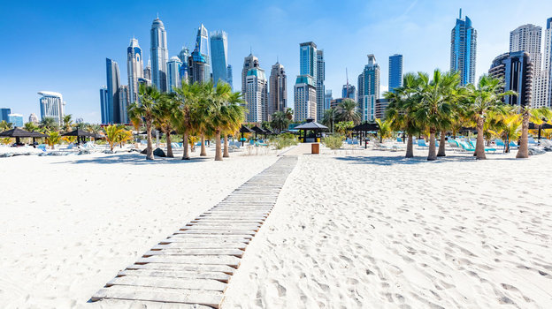 Живописный пляж Дубая с видом на небоскребы. Фото Istockphoto/NiseriN