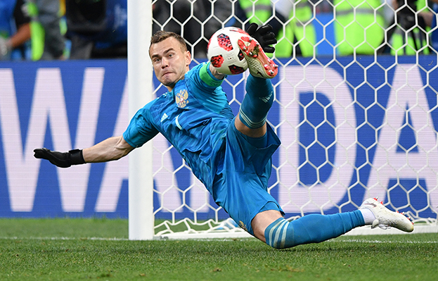 Игорь Акинфеев отбивает пенальти в матче со сборной Испании. Фото Александр Федоров, "СЭ"