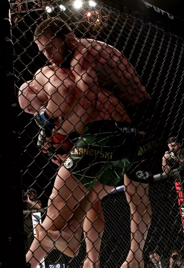 Махачев работает с Волкановски в клинче. Фото MMAJunkie Махачев работает с Волкановски в клинче. Фото MMAJunkie