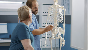Доктор Мясников рассказал о мерах предосторожности при остеопорозе