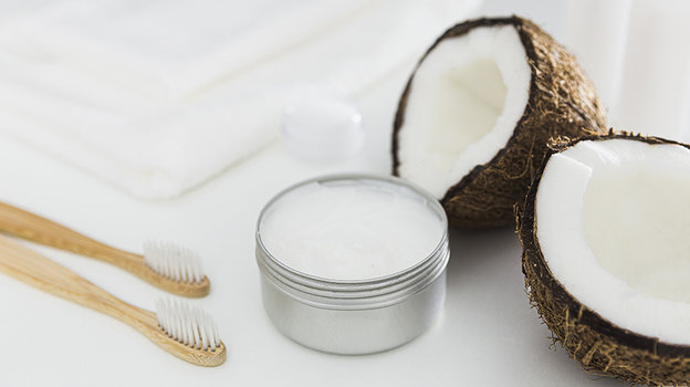 Как блогеры отбеливают зубы кокосовым маслом и работает ли этот метод