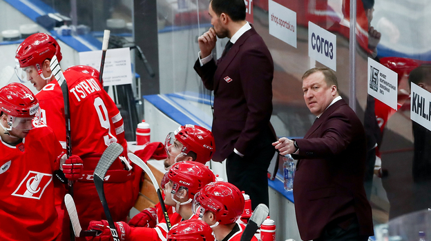 Братья заварухины хоккей. Заварухин тренер автомобилист. Тренер спартака кхл. Братья заварухины хоккей. Братья заварухины хоккей.