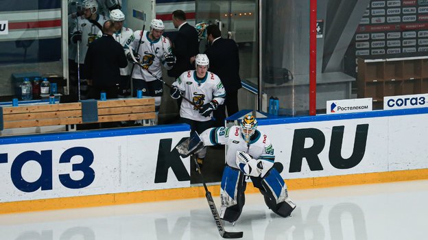 Вратарь «Сочи» Михаил Бердин выходит на лед. Фото ХК «Нефтехимик»