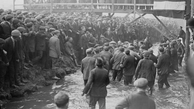 
                        Голова вместо мяча и город как футбольное поле. Английский способ праздновать Масленицу
                    