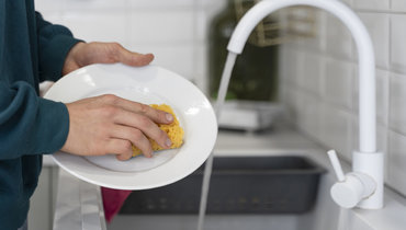 Что произойдет с организмом, если плохо мыть посуду? Отвечает врач
