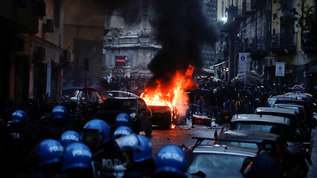 
                        Подожженные авто, разбитые витрины и столкновения с полицией. Фанаты разнесли Неаполь
                    
