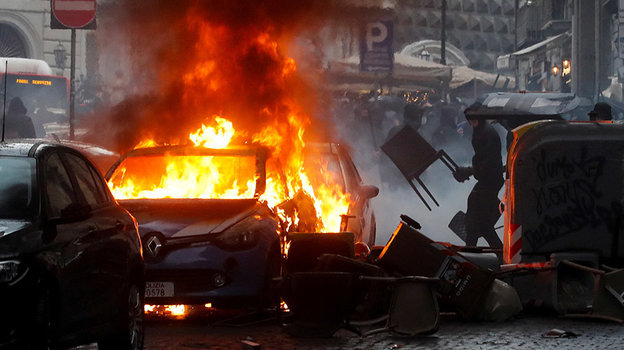 
                        Подожженные авто, разбитые витрины и столкновения с полицией. Фанаты разнесли Неаполь
                    