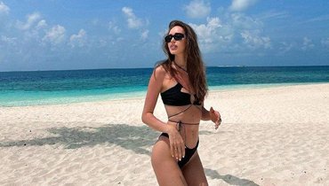 Жена Тарасова похвасталась стройной фигурой в черном купальнике