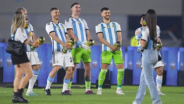 Игроки сборной Аргентины и их жены повторили жест Мартинеса с ЧМ-2022