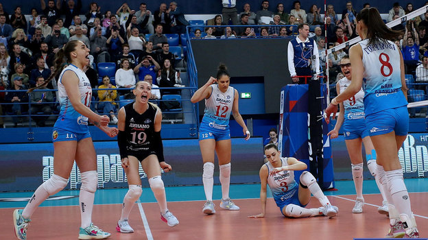 Волейболистки московского «Динамо» празднуют победу над «Динамо-Метар»