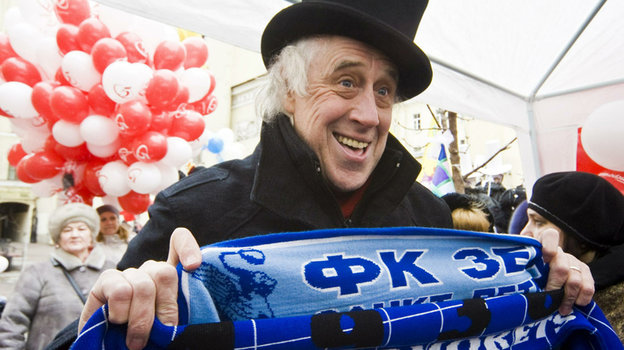 Актер Сергей Мигицко с шарфом «Зенита»