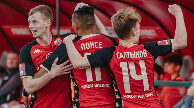 Данил Полубояринов, Андрес Понсе и Константин Савичев празднуют победу над «Спартаком». Футболисты Данил Полубояринов, Андрес Понсе и Константин Савичев