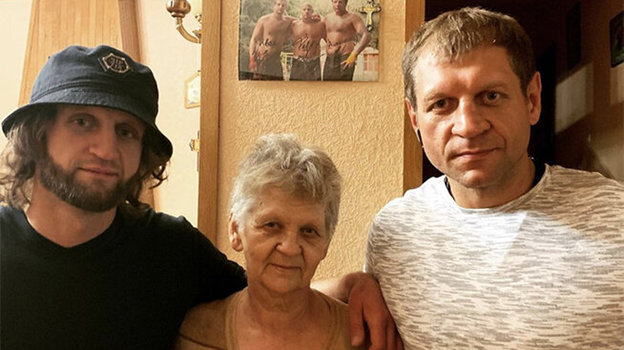 Иван и Александр Емельяненко с мамой в 2018 году. Иван и Александр Емельяненко с мамой