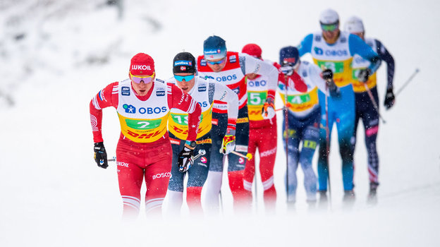 Российский лыжник Александр Большунов и другие лыжники во время гонки