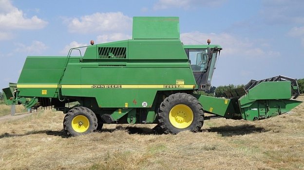 Зерноуборочный комбайн производства John Deere.