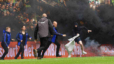Матч «Гронинген» — «Аякс» был остановлен из-за беспорядков: фанаты закидали поле дымовыми шашками