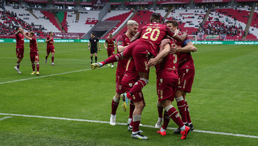 Футболисты «Рубина» празднуют гол в ворота «Акрона».