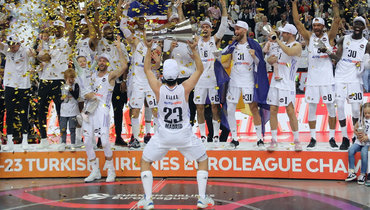 Баскетболист Серхио Юль и его одноклубники празднуют победу в Евролиге