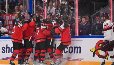 Сборная Канады празднует гол Адама Фантилли в ворота сборной Латвии.
