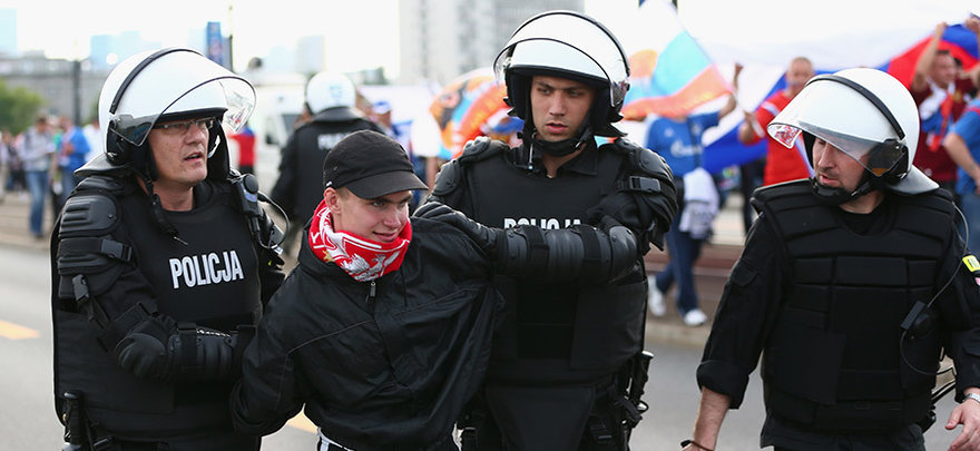 Полиция арестовывает участников драки между фанатами сборных Польши и России.
