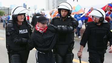 Полиция арестовывает участников драки между фанатами сборных Польши и России.