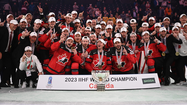 Хоккеисты сборной Канады празднуют победу на чемпионате мира