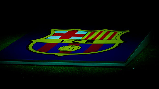 Логотип «Барселоны» в тени.