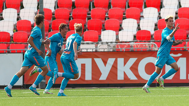 Данила Козлов (справа).