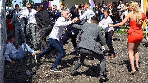 Участники драки во время скачек Epsom Derby