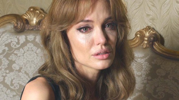 Почему Анджелина Джоли удалила грудь