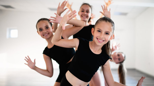 Группа девочек занимается балетом