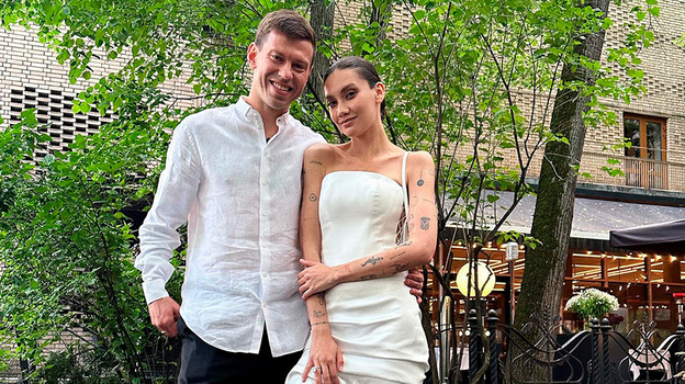 Футболист Федор Смолов и модель Карина Истомина поженились.