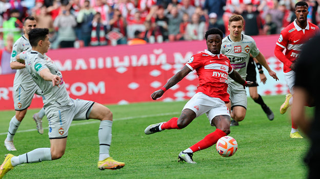Квинси Промес атакует ворота в матче с ЦСКА.