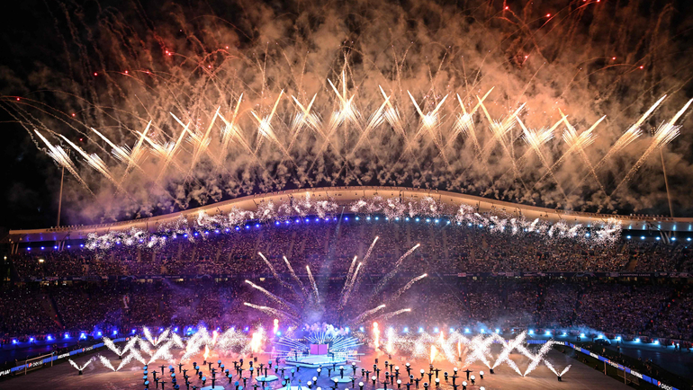 стадион в Стамбуле ночью с фейерверками и подсветкой, полные трибуны, финал лиги чемпионов