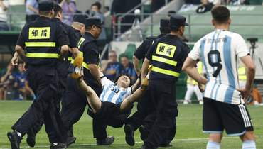 В Пекине фанат выбежал на поле и обнял Месси во время матча с Австралией