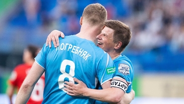 Andrei Arshavin hugs Pavel Pogrebnyak.