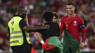 Фанат выбежал на поле и обнял Роналду во время матча сборной Португалии с Боснией