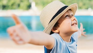 Педиатр рассказала, какие солнцезащитные средства могут быть опасны для ребенка