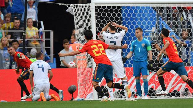 La alegría de los jugadores de la selección española tras el gol en propia puerta de Sergey Ignashevich